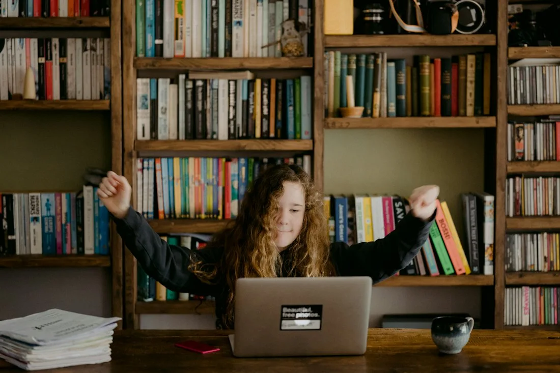 A student taking the online course at home